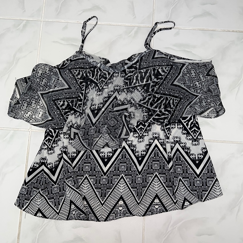Xhilaration Black & White Geometric Cold-Shoulder Tank